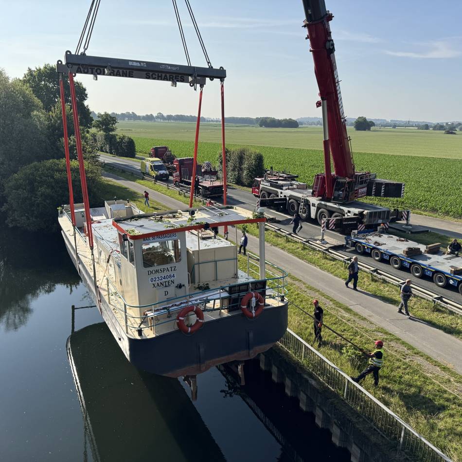 Kran hebt Schiff aufs Wasser: MS Domspatz ist in Xanten angekommen