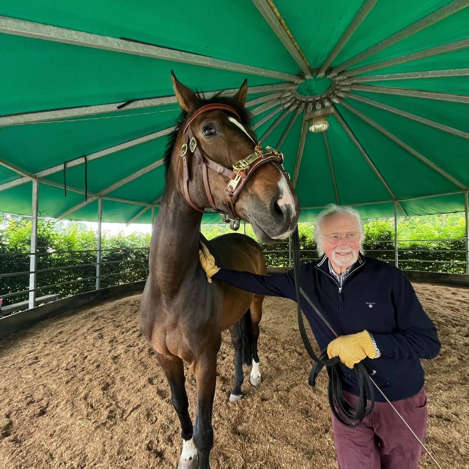 Pferde-Reha in Goch: Klaus Schöneich steht mit 90 Jahren noch täglich auf dem Reitplatz