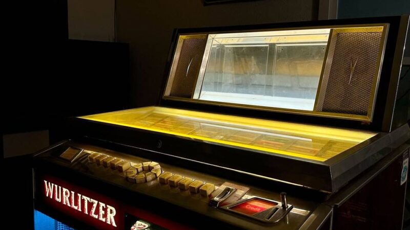 Seltenes Sammlerstück in Grevenbroich: Diese 60er-Jahre Jukebox spielt noch mit D-Mark