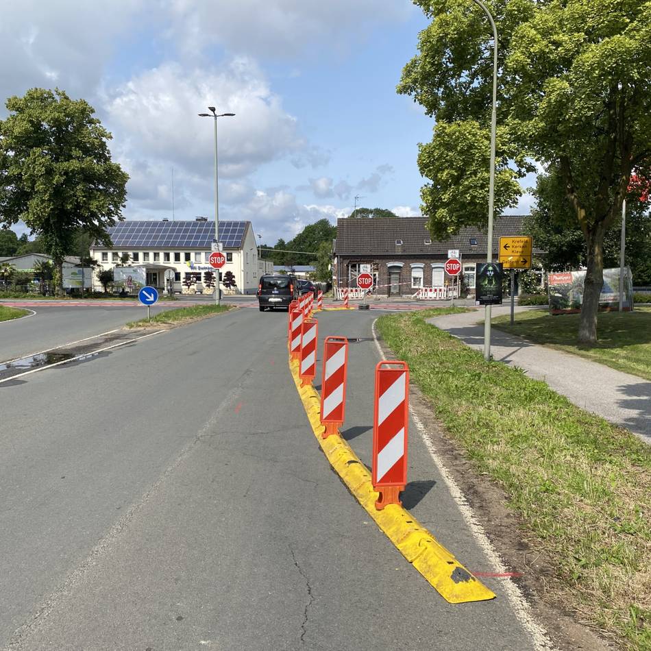 Kritik von Autofahrern: Fahrstreifen an Unfallkreuzung in Geldern gesperrt