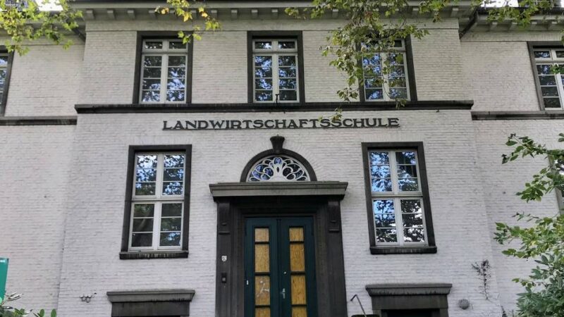 Historisches Gebäude in Leverkusen: Übernimmt die WGL die alte Landwirtschaftsschule?