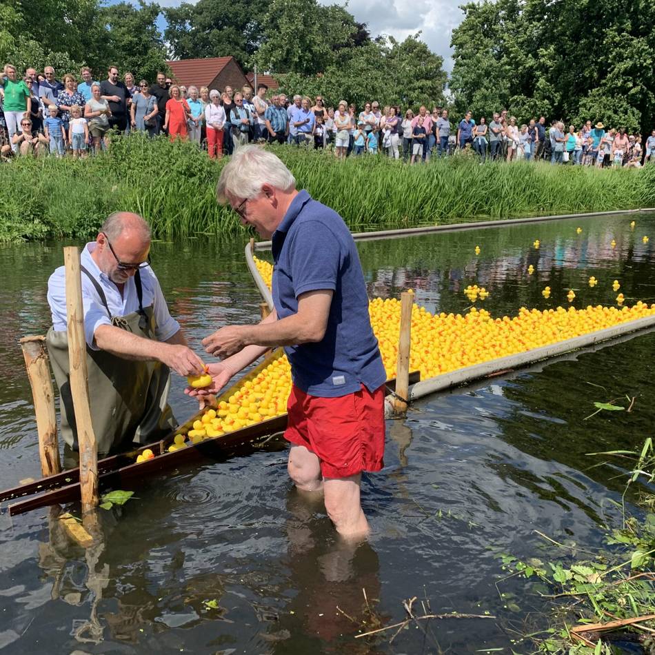 Am Sonntag in Hamminkeln: Entenrennen auf der Issel und Spezialitäten rund um die Erdbeere