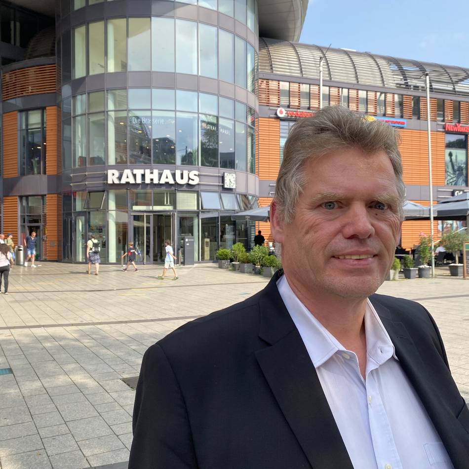 Polizei vermutet „Sekundenschlaf“: Leverkusens Stadtkämmerer Molitor verunglückt im Auto