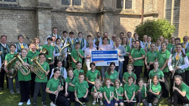 Einnahmen aus Heeresmusikkorps-Konzert: Musikverein Menzelen spendet an Kinderschutzbund