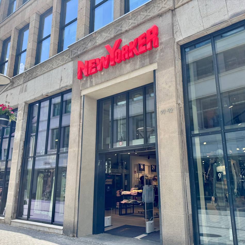 Nach tödlicher Messerattacke: Filiale der Modekette New Yorker in Krefeld wieder geöffnet