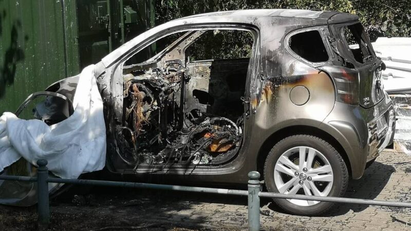 Feuerwehreinsatz in Düsseldorf: Leiche in brennendem Auto nahe Rheinturm entdeckt