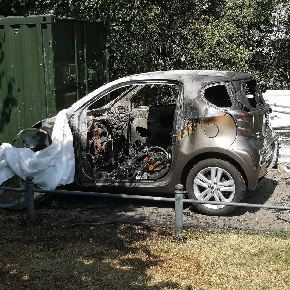 Feuerwehreinsatz in Düsseldorf: Leiche in brennendem Auto nahe Rheinturm entdeckt