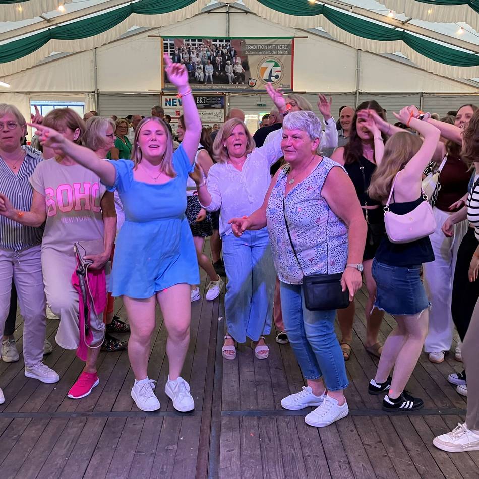 Korschenbroich feiert Jubiläumsparty der Schützen in Steinforth-Rubbelrath: „Tanzen, tanzen, tanzen“ – mit Hits aus 75 Jahren