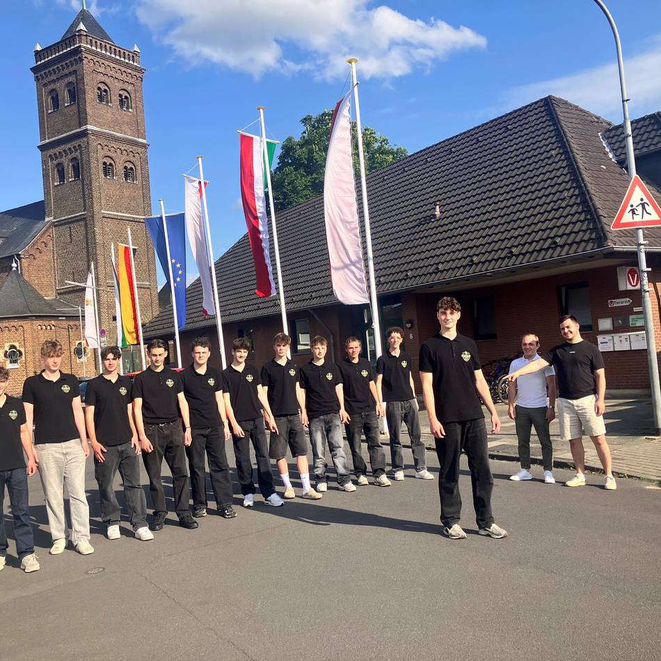 Junge Schützen in Neuss-Hoisten: „Happy, dass die Jungs jetzt bei uns die Straßen füllen“