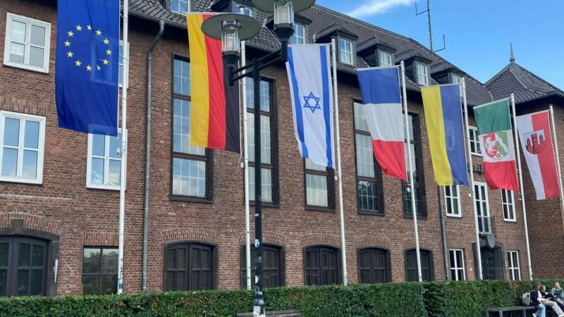 Diskussion in Dinslaken: Flaggen ersetzen?  – „verdienen ihren Platz vorm Rathaus“
