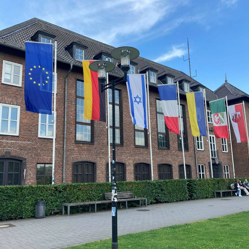 Diskussion in Dinslaken: Flaggen ersetzen?  – „verdienen ihren Platz vorm Rathaus“