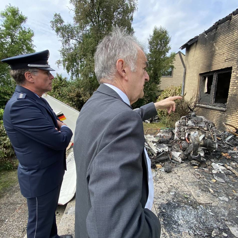NRW-Innenminister am Unglücksort in Kleinenbroich: „Es ist eine irre Katastrophe“