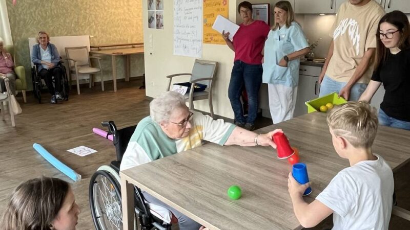 Voneinander lernen: Förderschüler sind in einem Gocher Pflegeheim die Sensation der Woche