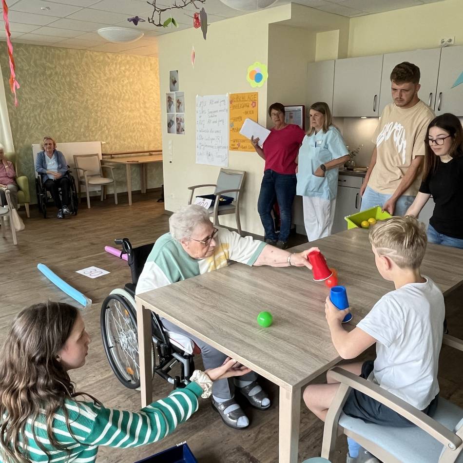 Voneinander lernen: Förderschüler sind in einem Gocher Pflegeheim die Sensation der Woche