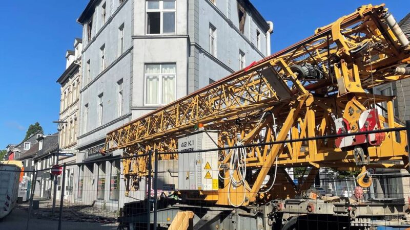 Nach der Brandserie in Wermelskirchen: Abbrucharbeiten beginnen