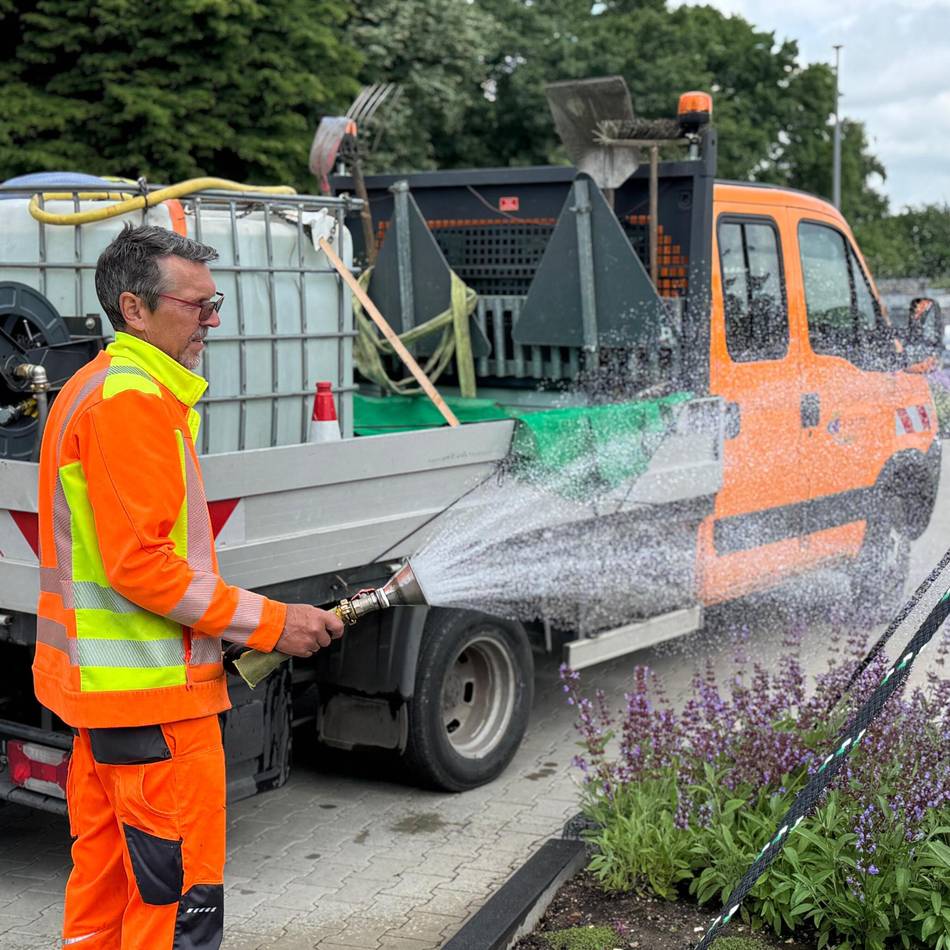 350.000 Liter Wasser pro Jahr: Wie werden die Blumenbeete der Städte bewässert?