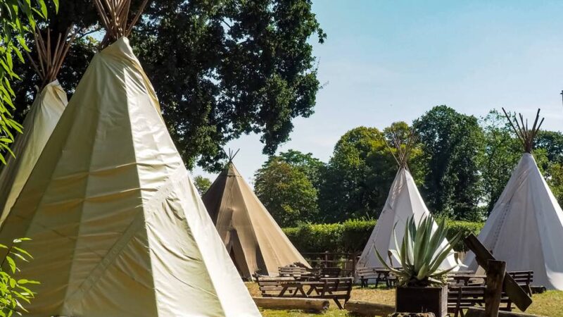 Urlaub vor der Haustür am Niederrhein: Zelten im Grünen, Übernachten im Hexenhäuschen oder Lagerfeuer am Tipi