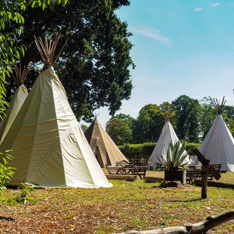 Urlaub vor der Haustür am Niederrhein: Zelten im Grünen, Übernachten im Hexenhäuschen oder Lagerfeuer am Tipi