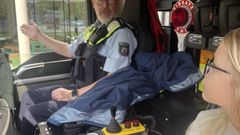 Verkehr in Düsseldorf: Polizei sensibilisiert Schloß-Schüler für den toten Winkel