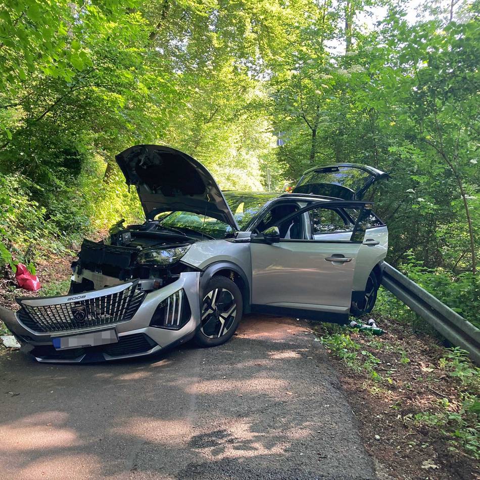 Gegen Baum geprallt: Unfallfahrerin stand unter Einfluss von Drogen