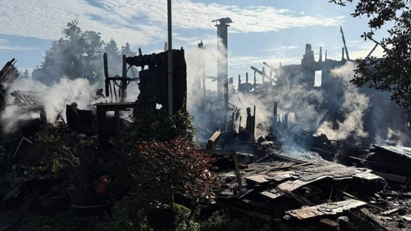 Feuerwehr Wermelskirchen im Großeinsatz: Ehemalige Gaststätte Ketzberg niedergebrannt