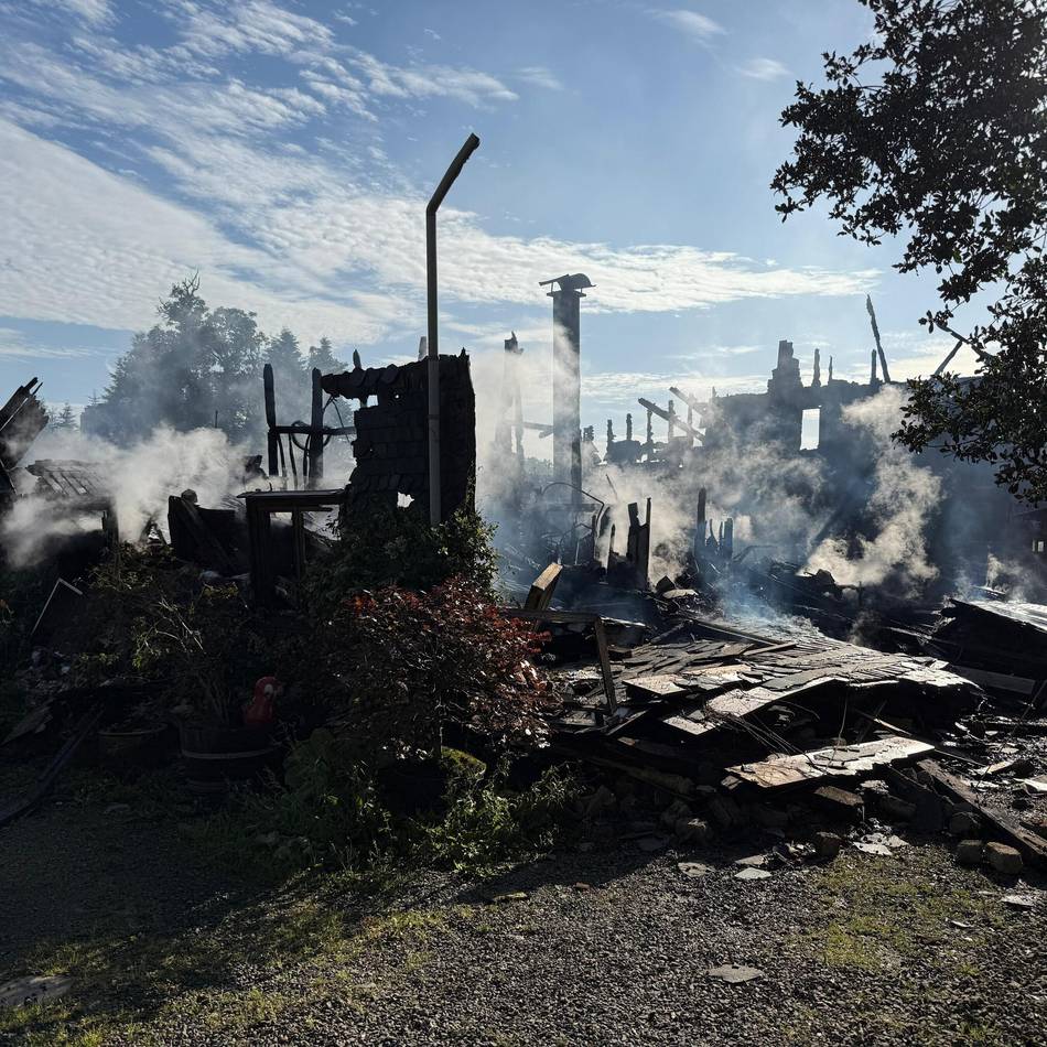 Feuerwehr Wermelskirchen im Großeinsatz: Ehemalige Gaststätte Ketzberg niedergebrannt
