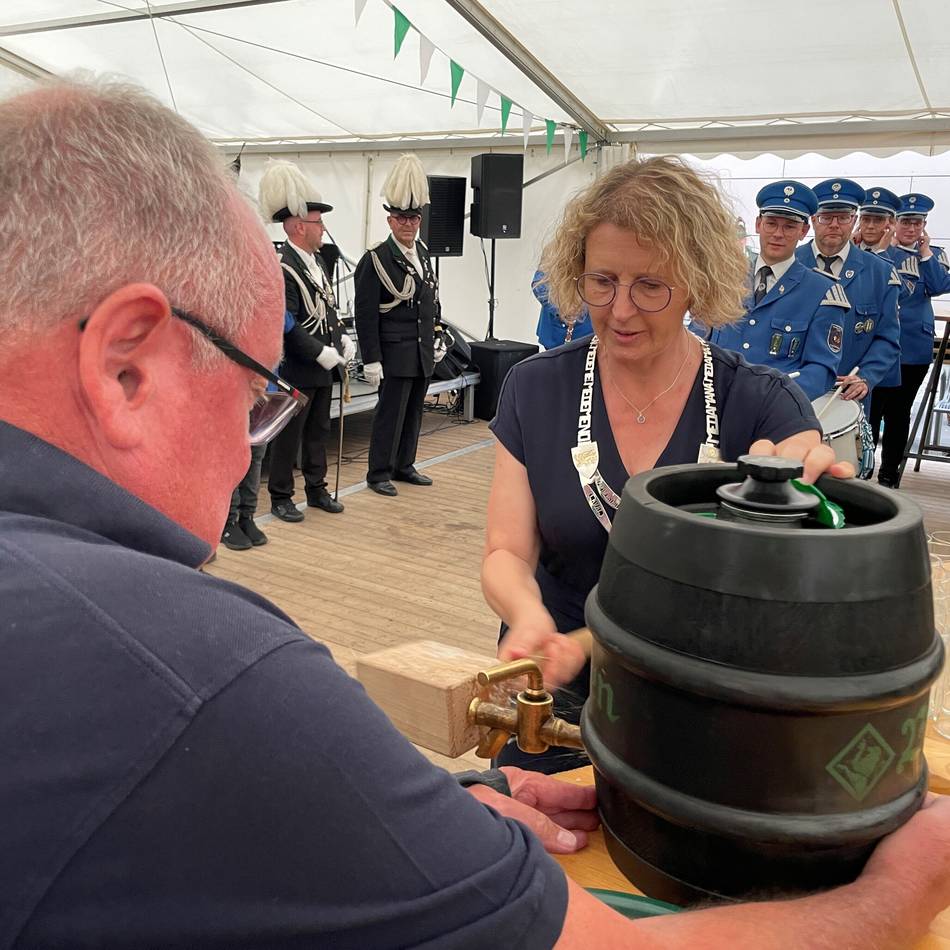 Schützenfest in Mettmann: Die Bürgermeisterin macht zur Eröffnung ein Fass auf
