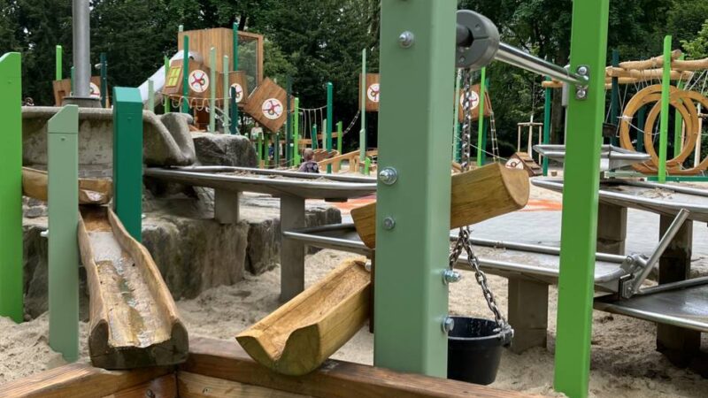 Mehrere Anlagen werden saniert: Stadt Düsseldorf investiert in moderne Spielplätze und neue Rutschen