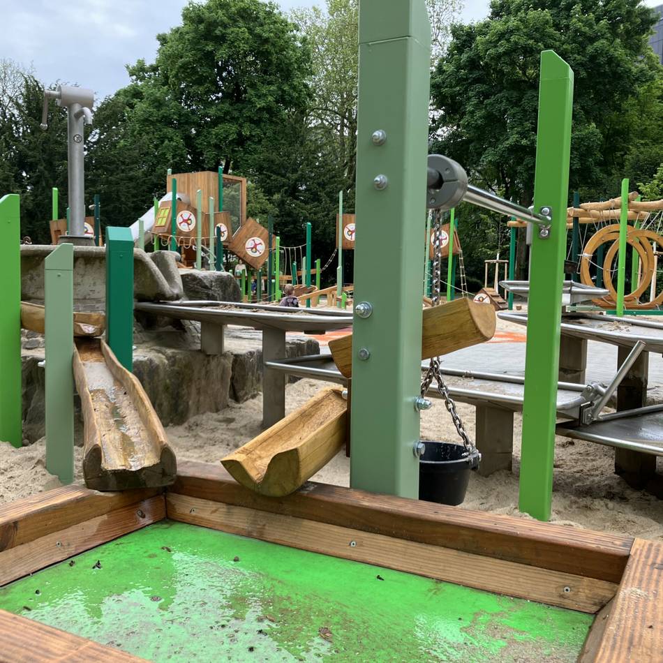 Mehrere Anlagen werden saniert: Stadt Düsseldorf investiert in moderne Spielplätze und neue Rutschen
