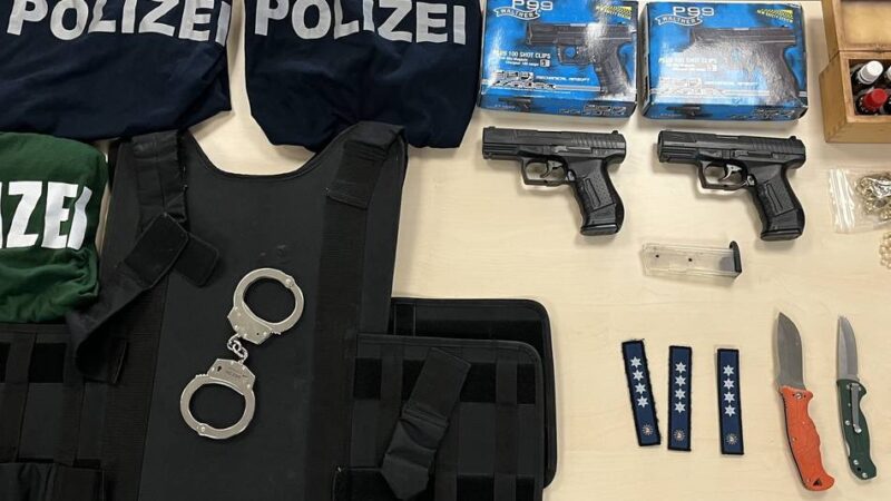 In der Düsseldorfer Altstadt: Mann in Polizei-T-Shirt beschimpft Polizisten