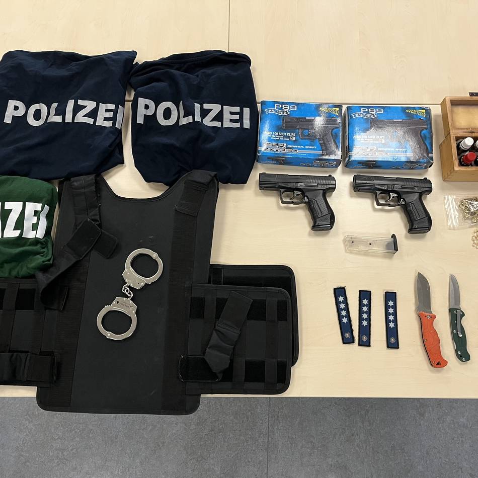 In der Düsseldorfer Altstadt: Mann in Polizei-T-Shirt beschimpft Polizisten