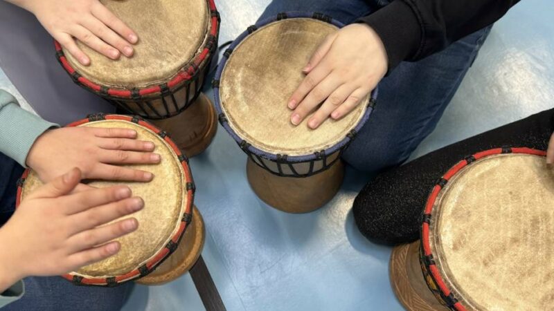 Workshop in Hilden: Trommeln auf dem Abenteuerspielplatz