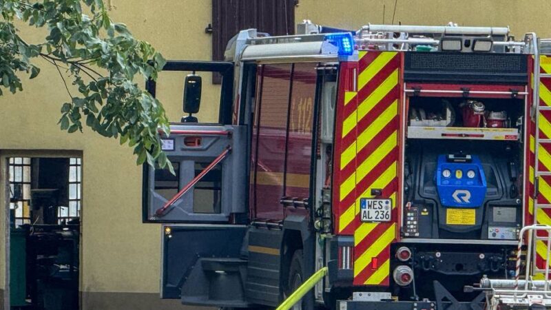 Schwierige Wasserversorgung: Feuerwehr löscht Schuppenbrand am Römerweg in Alpen