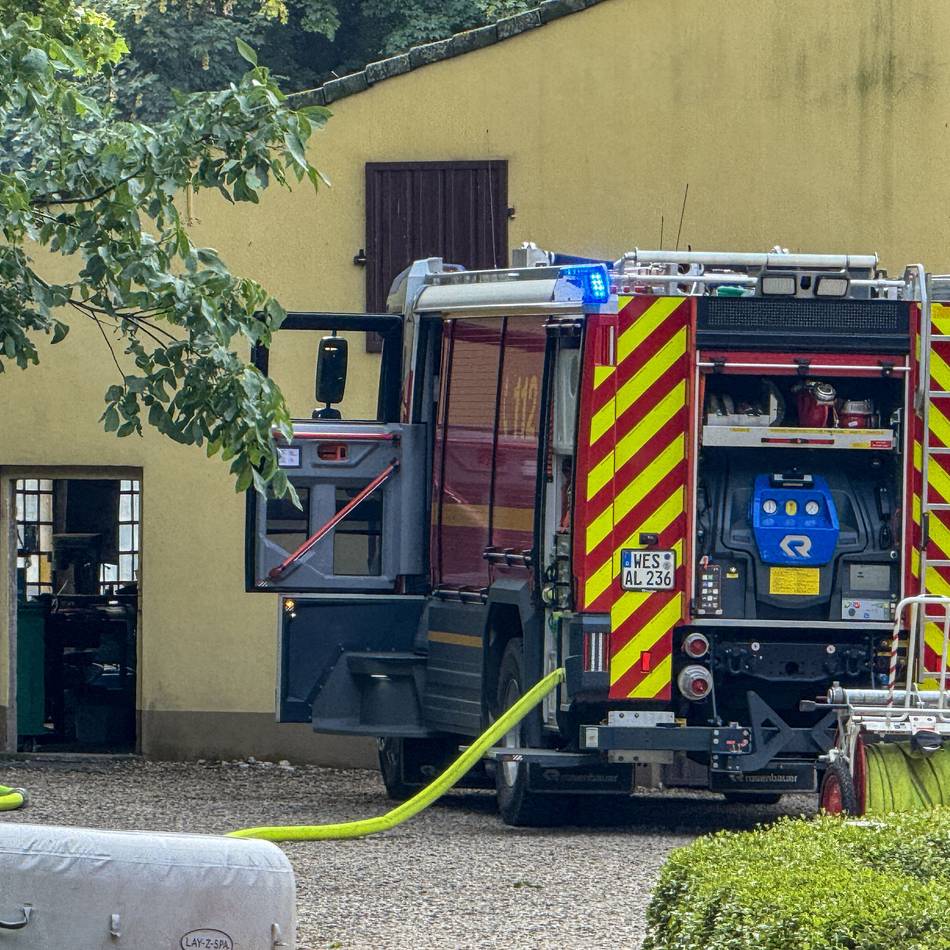 Schwierige Wasserversorgung: Feuerwehr löscht Schuppenbrand am Römerweg in Alpen