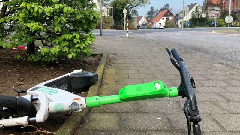 Immer wieder Beschwerden: Neuss testet Abstellflächen für E-Scooter