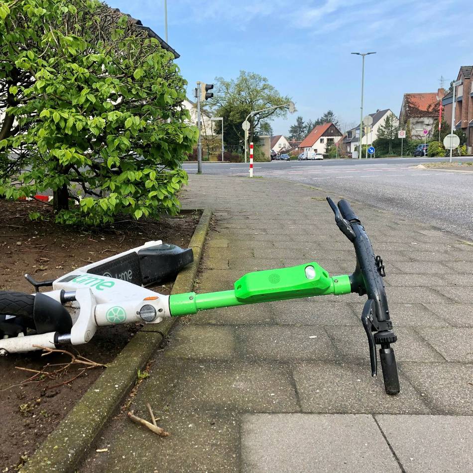 Immer wieder Beschwerden: Neuss testet Abstellflächen für E-Scooter