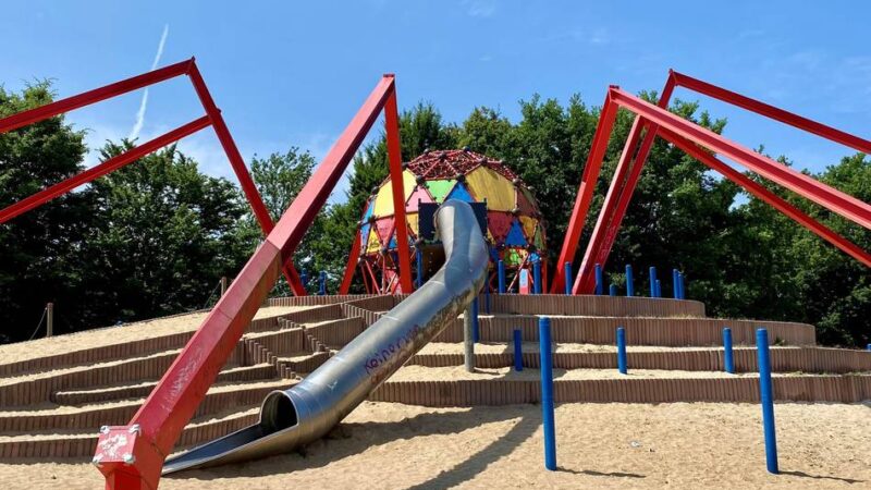 Beliebtes Klettergerüst in Grevenbroich: Die „Spielspinne“ am Flutgraben soll mit neuen Geräten ausgestattet werden