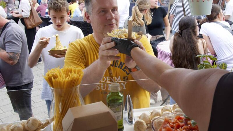 Streetfood-Festival in Rheinberg: Schlemmertreffen mit kräftigem Regenguss
