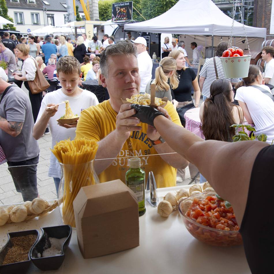 Streetfood-Festival in Rheinberg: Schlemmertreffen mit kräftigem Regenguss