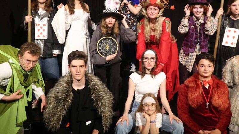 Junges Ensemble des Leverkusener Matchbox-Theaters: Bewegende Psycho-Reise zum eigenen Ich