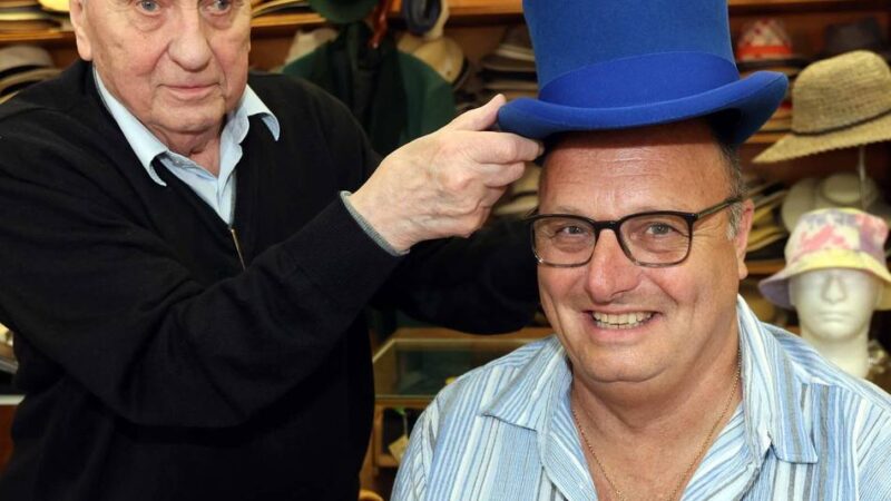 Karneval in Leverkusen: Termin beim Hutmacher – für Marcos blauen Zylinder