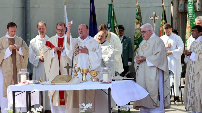 Fronleichnam in Leverkusen: „Ihr seid die lebendige Kirche in der Stadt“