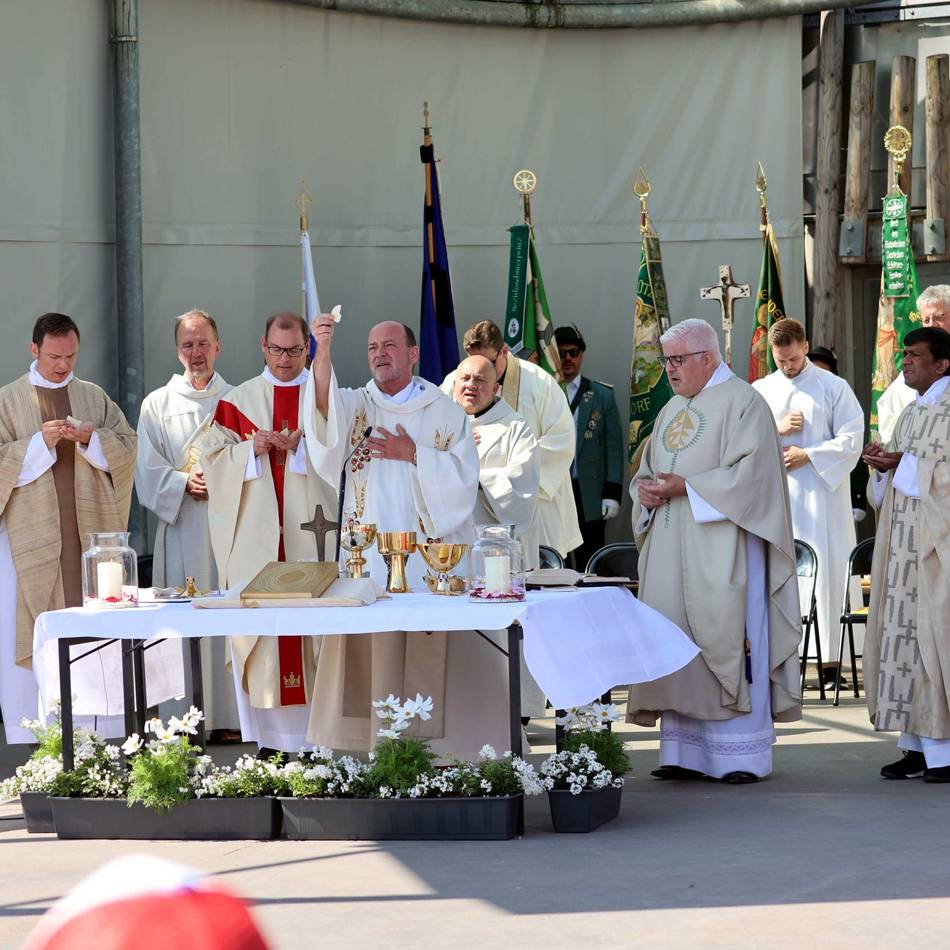 Fronleichnam in Leverkusen: „Ihr seid die lebendige Kirche in der Stadt“