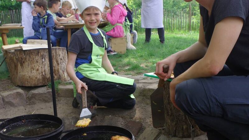 Waldkindergarten Alpen: Kleine Wurzelzwerge stellen sich zum „Tag des Waldes“ vor