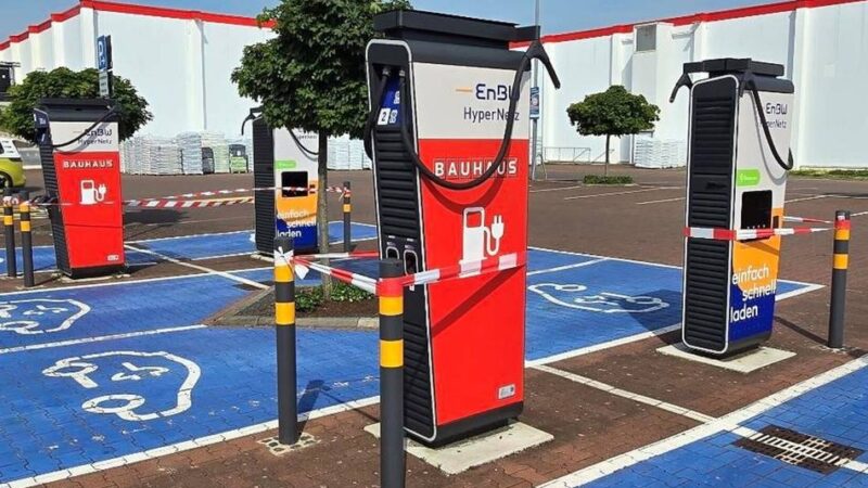 Auf Baumarkt-Parkplatz in Leverkusen: Kupferdiebe bedienen sich an E-Ladestationen