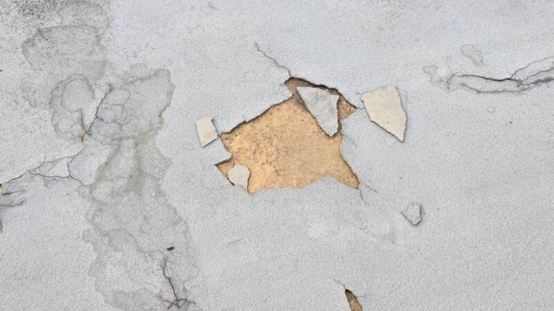 Nach Sanierung in Leverkusen: Auf Brücke Fixheider Straße blättert der Belag