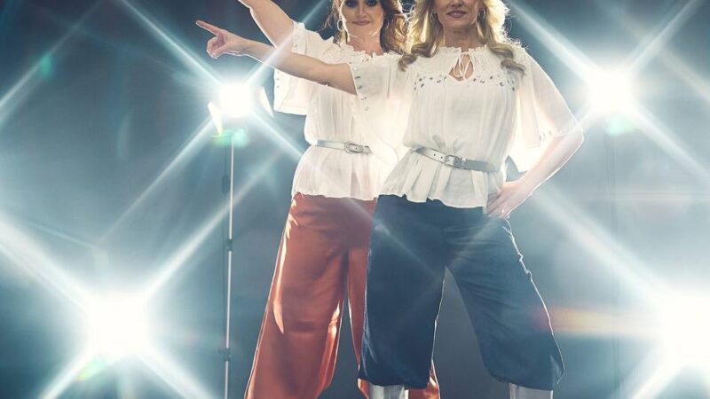 Runder Geburtstag in Heiligenhaus: Duo bringt  Retro-Stimmung mit Abba in die Aula