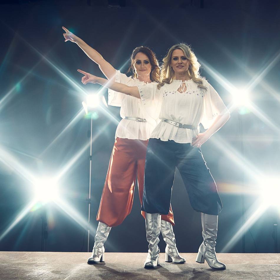 Runder Geburtstag in Heiligenhaus: Duo bringt  Retro-Stimmung mit Abba in die Aula
