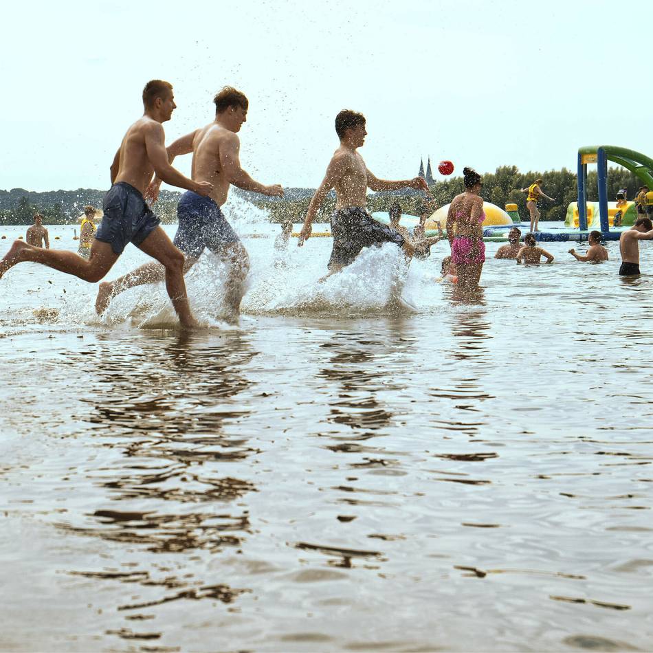 In den Sommerferien im Naturbad: Xantener Kinder und Jugendliche können kostenlos baden gehen