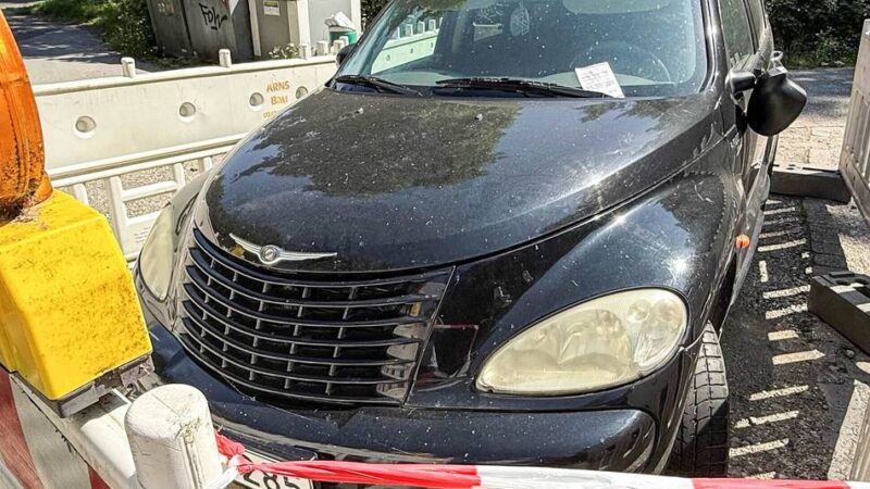 Rätsel um verlassenen Wagen: Der Fahrer dieses Autos in Grevenbroich hat ein Problem